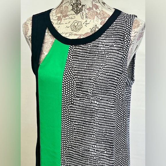 🛍️ BCBG MAX AZRIA Black and green with abstract print sleeveless blouse size S. - Picture 2 of 10